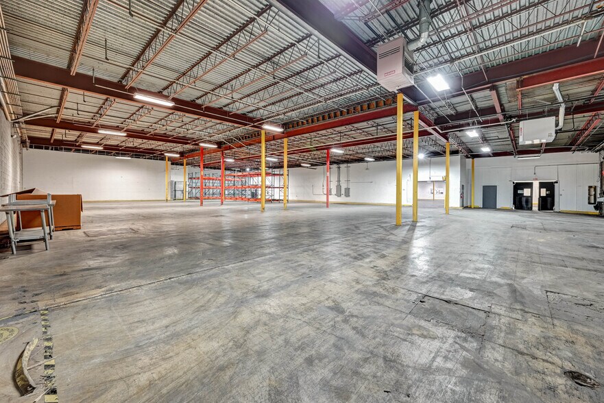 More Photos Of 100 Chamber Plz, Charleroi Supermarket For Lease