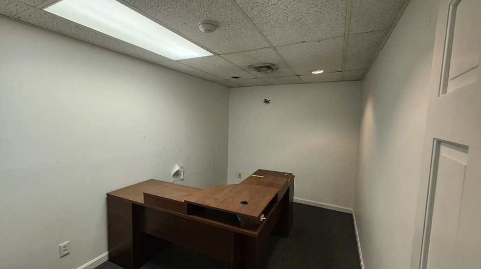 More Photos Of 4 Birch St, Derry Office For Sale