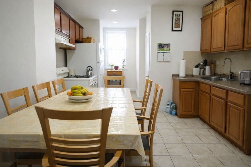 More Photos Of 7037 72nd Pl, Glendale Apartments For Sale