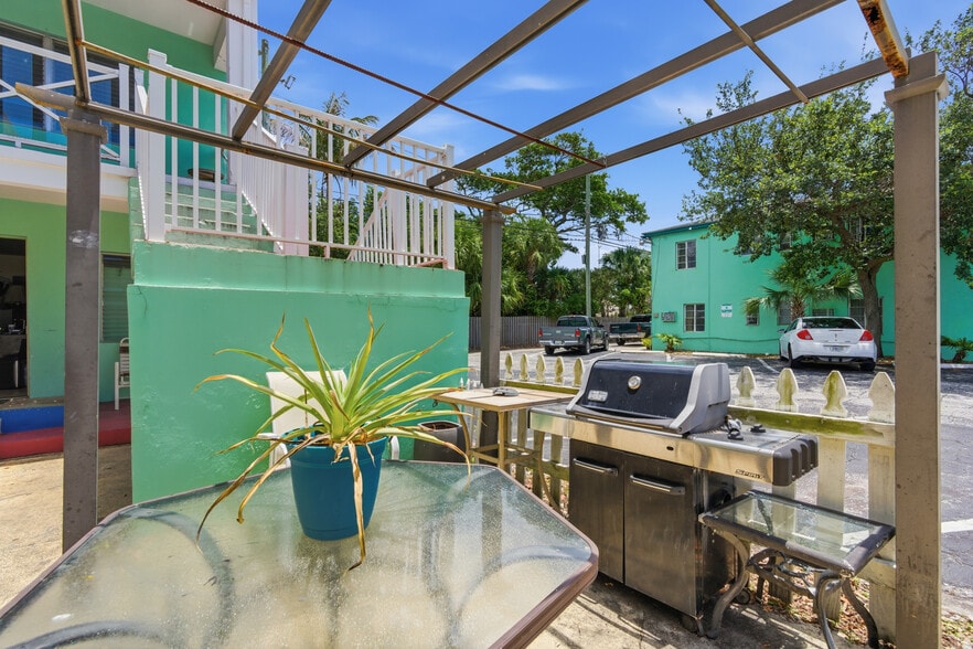 More Photos Of 320 N Federal Hwy, Lake Worth Hotel For Sale