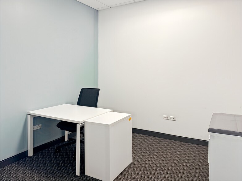 More Photos Of 915-939 W North Ave, Chicago Coworking Space