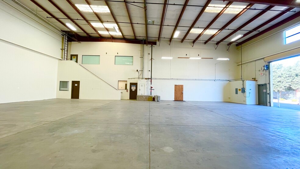 More Photos Of 3 offices, 3 warehouses: 1,200–4,876 SF, Lompoc Warehouse For Lease