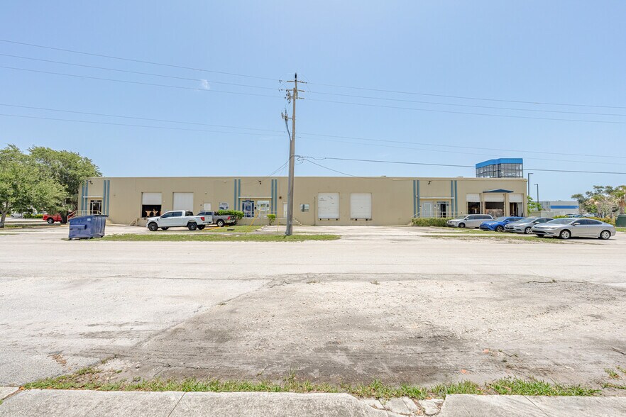 More Photos Of 4000 N 28th Ter, Hollywood Warehouse For Lease