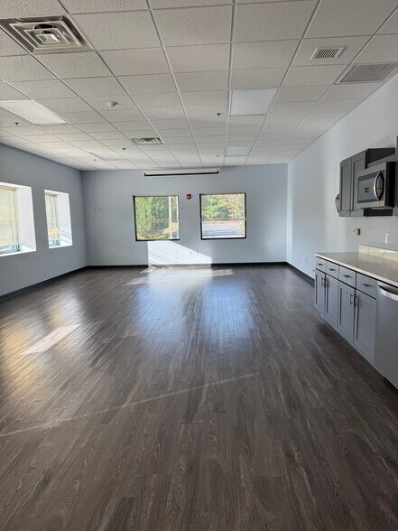 More Photos Of 1275 Park East Dr, Woonsocket Light Distribution For Lease