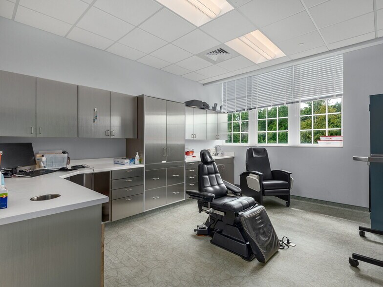 More Photos Of 4 Vanderbilt Park Dr, Asheville Office For Sale