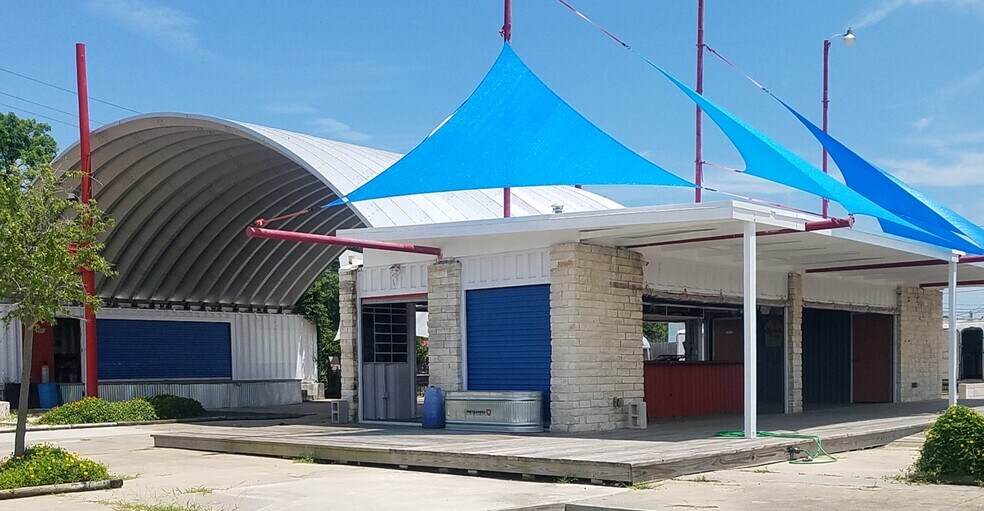 More Photos Of 622 6th St N, Texas City Bar For Lease