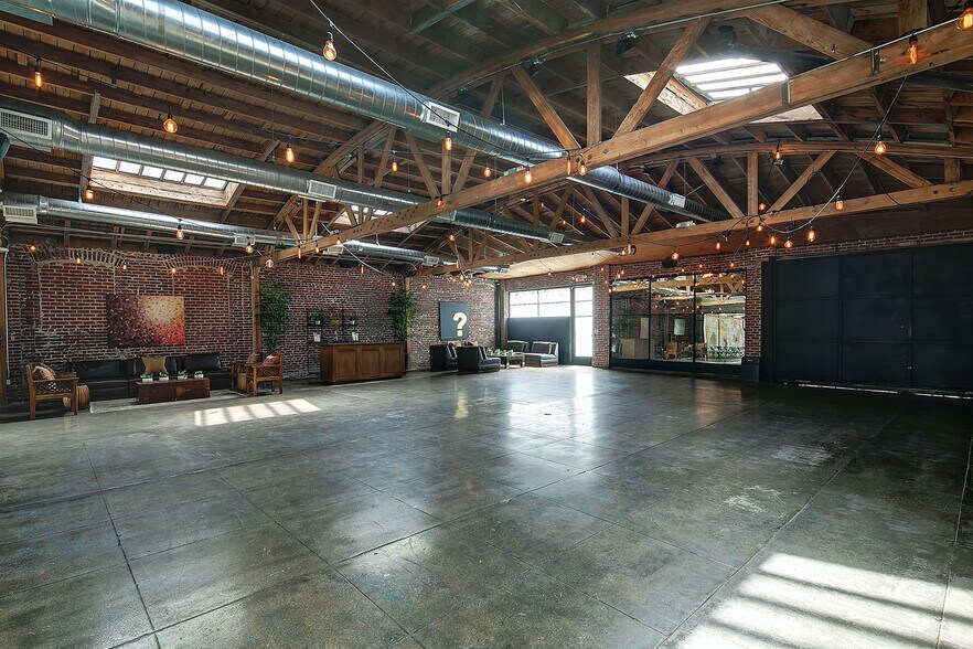 More Photos Of 3921 W Jefferson Blvd, Los Angeles Flex For Lease