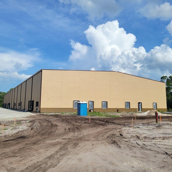More Photos Of 2011 Commerce Lakes Dr, Port Saint Lucie Warehouse For Lease