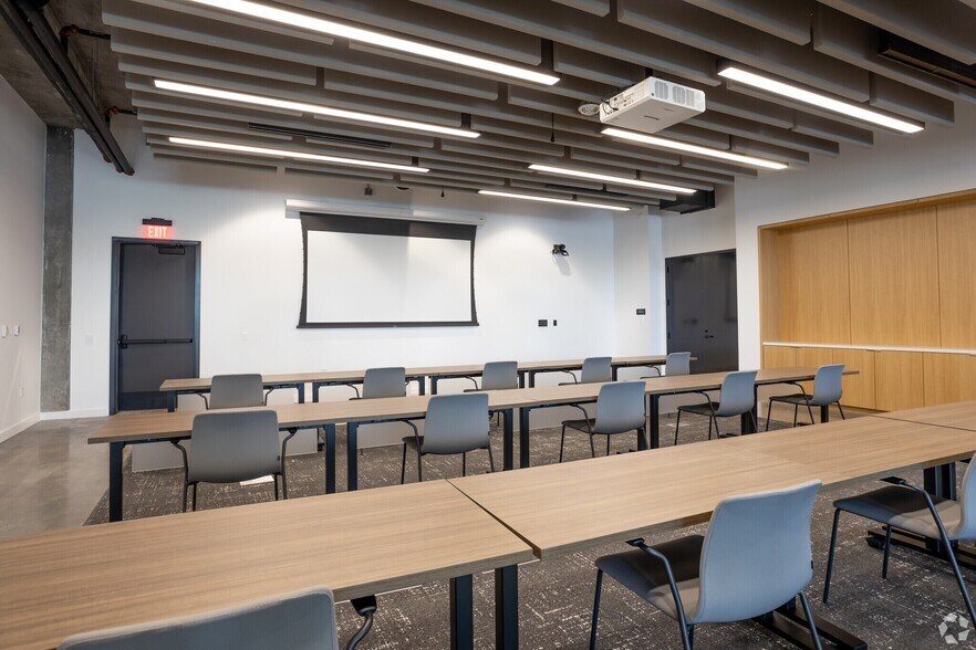 More Photos Of 3232 E Cesar Chavez St, Austin Unknown For Lease