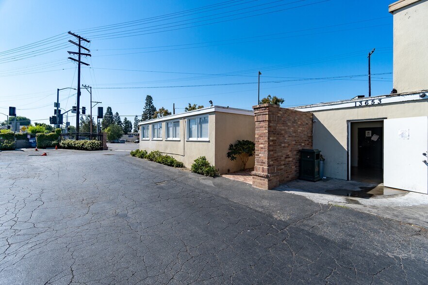 More Photos Of 6000 Woodman Ave, Van Nuys Storefront Retail Office For Lease