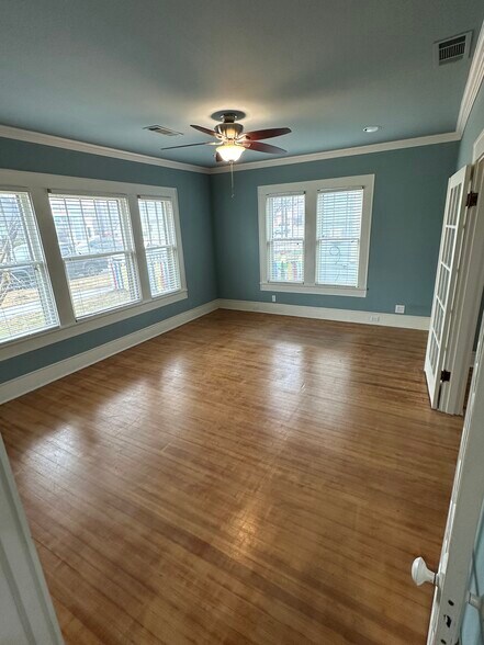 More Photos Of 1014 N Elm St, Denton Office Residential For Lease