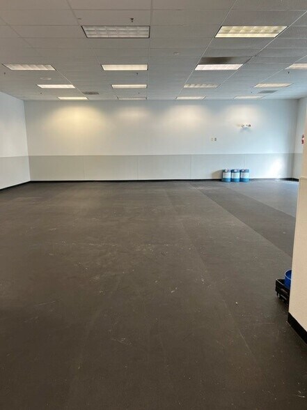More Photos Of 6095 SE Tualatin Valley Hwy, Hillsboro Health Club For Lease
