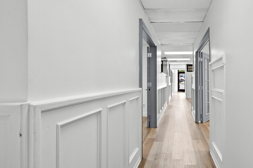 More Photos Of 842 Foothill Blvd, La Cañada Flintridge Storefront For Sale