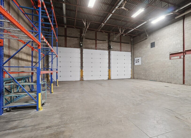More Photos Of 1600 Av 50e, Montréal Warehouse For Lease