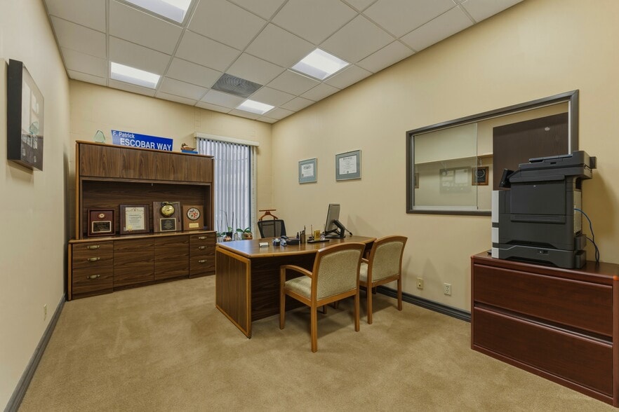 More Photos Of 2114 S Hill St, Los Angeles Office For Sale