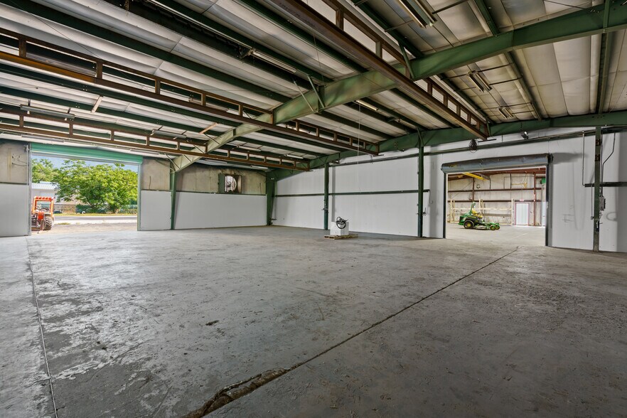 More Photos Of 13595 SE 31st Ave, Summerfield Warehouse For Sale