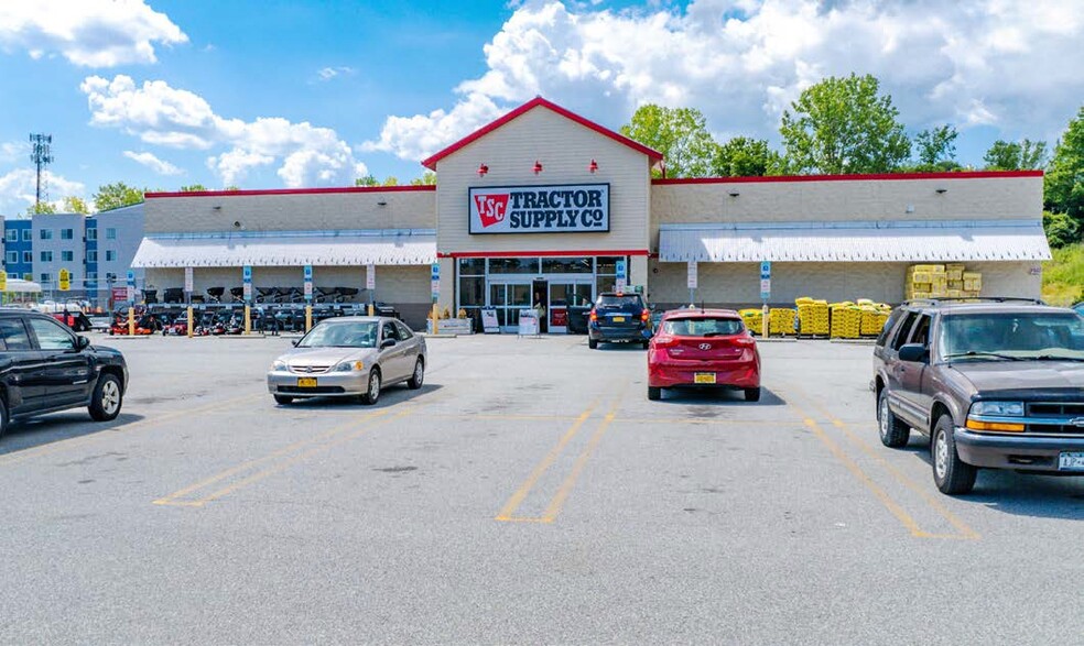 Primary Photo Of Tractor Supply, Middletown Freestanding For Sale