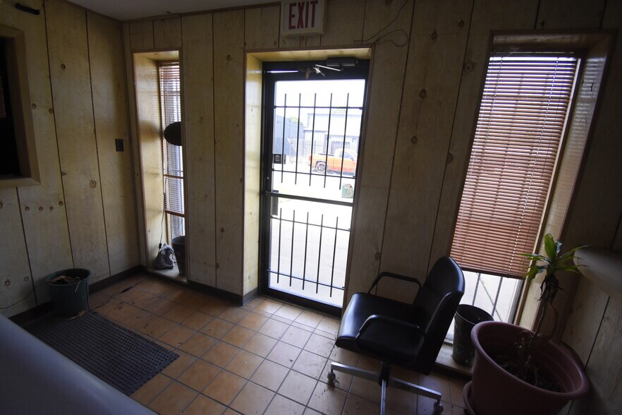 More Photos Of 630 Kentucky St, South Houston Office For Sale