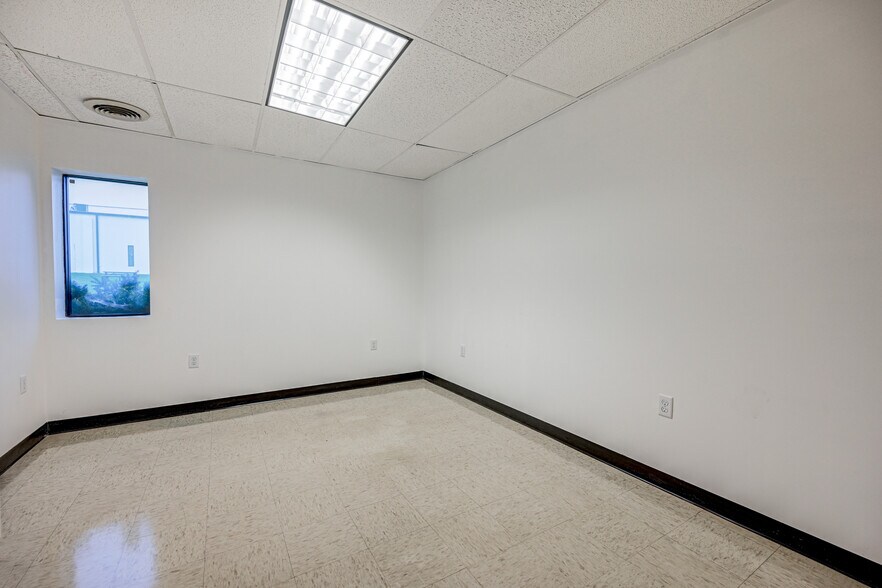 More Photos Of 20 Willow Springs Cir, York Warehouse For Lease