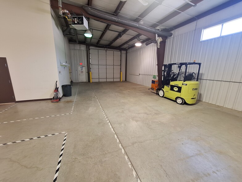More Photos Of 909 34th St N, Fargo Warehouse For Lease