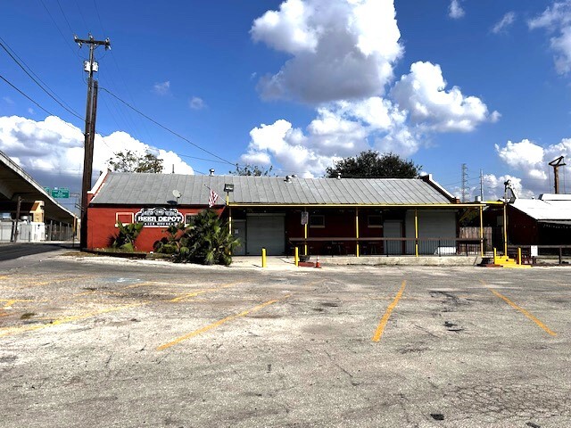 Primary Photo Of 1304 S Laredo St, San Antonio Freestanding For Lease