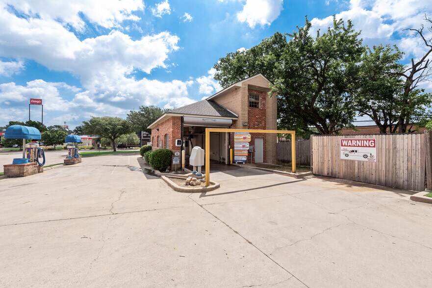 More Photos Of 1704 Teasley Ln, Denton Specialty For Sale