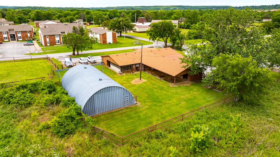 More Photos Of 1404 S B St, Henryetta Veterinarian Kennel For Sale