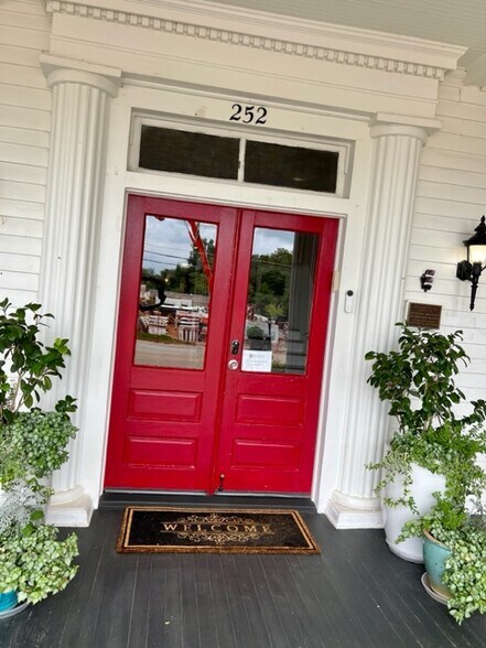 More Photos Of 252 Seavy St, Senoia Hospitality For Sale