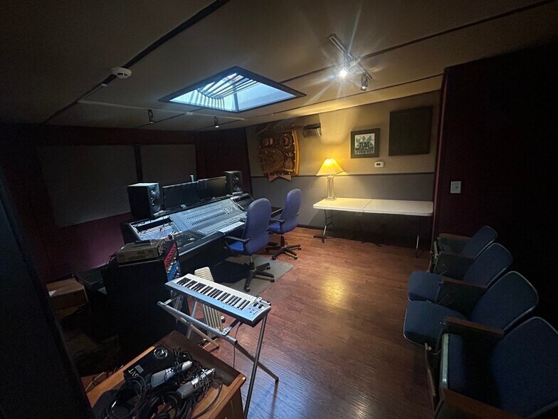 More Photos Of 648 W Iris Dr, Nashville Office For Sale