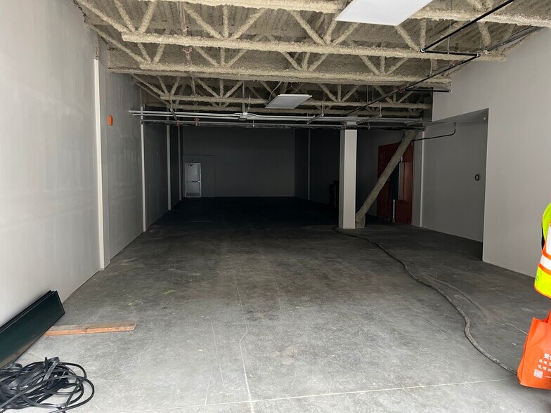 More Photos Of 4899 Vanguard Rd, Richmond Warehouse For Lease