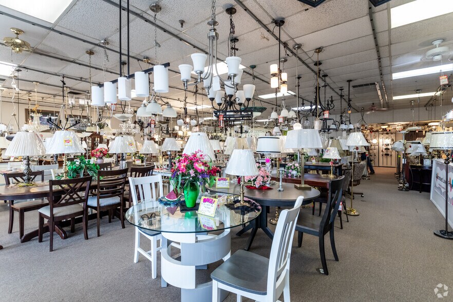 More Photos Of 252 Bethlehem Pike, Colmar Showroom For Lease