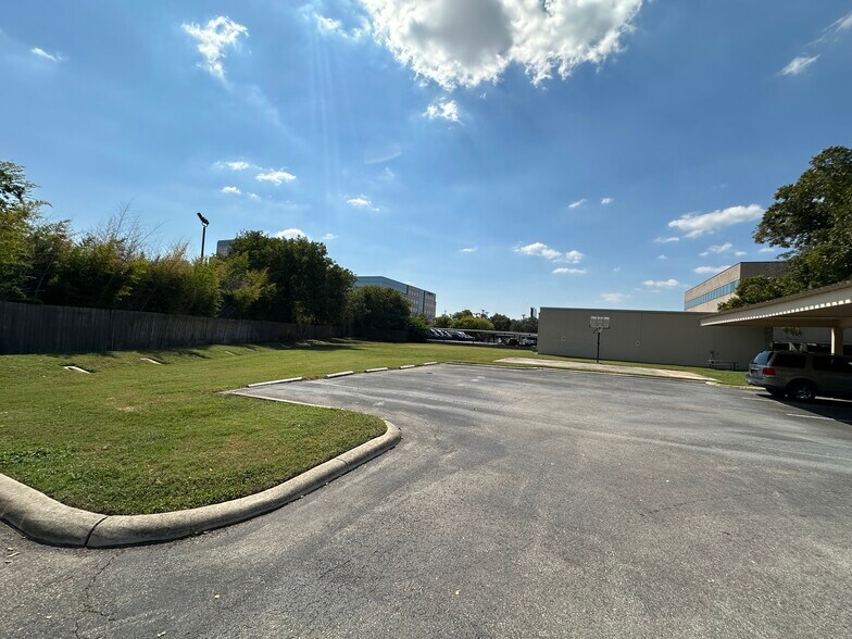 More Photos Of 922 Isom Rd, San Antonio Office For Sale