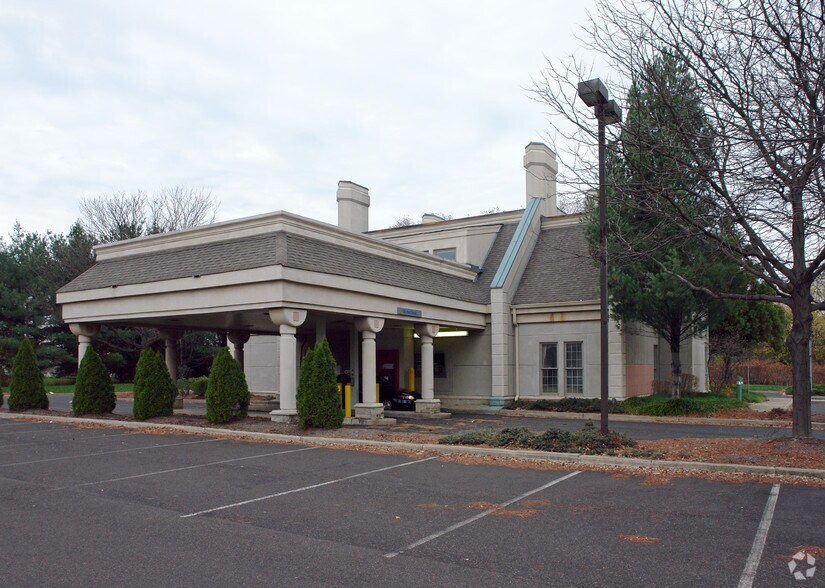 More Photos Of 195 Bristol Oxford Valley Rd, Langhorne Bank For Lease