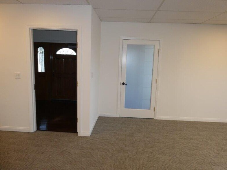 More Photos Of 447 W Burchett St, Glendale Office For Sale
