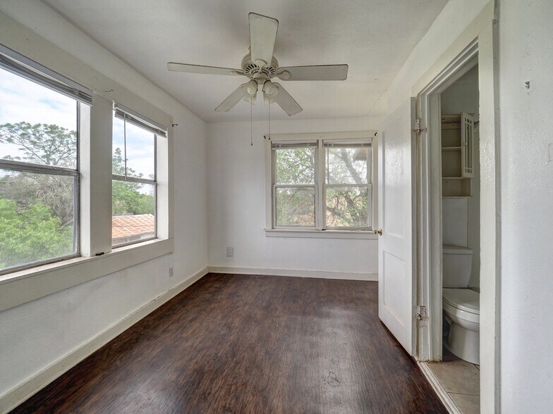 More Photos Of 1106 E Huisache Ave, Kingsville Apartments For Sale