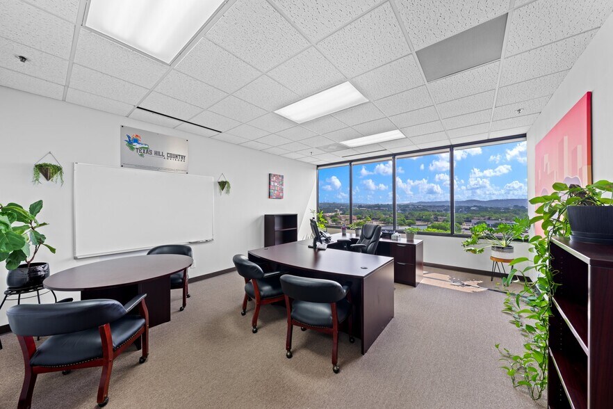 More Photos Of 222 S Sidney Baker St, Kerrville Office For Lease