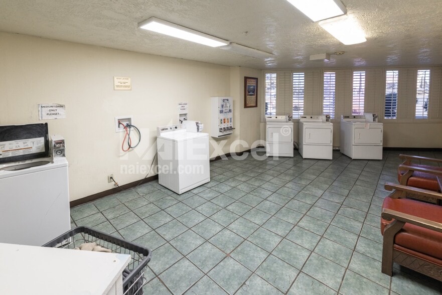 More Photos Of 287 N Lake Powell Blvd, Page Hotel For Sale