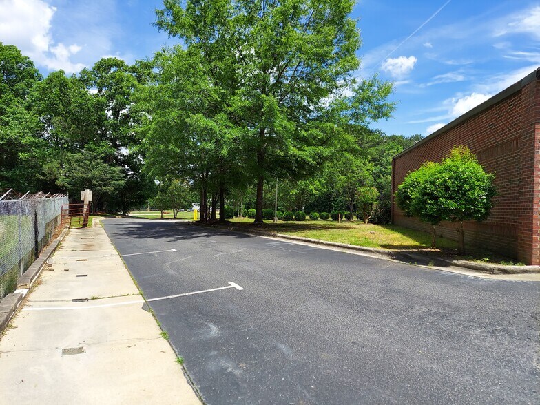 More Photos Of 500 New Hope Rd, Raleigh Light Distribution For Lease