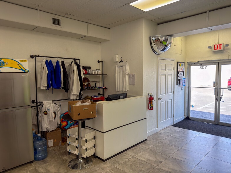 More Photos Of 300-310 W Hallandale Beach Blvd, Hallandale Beach Storefront Retail Office For Lease