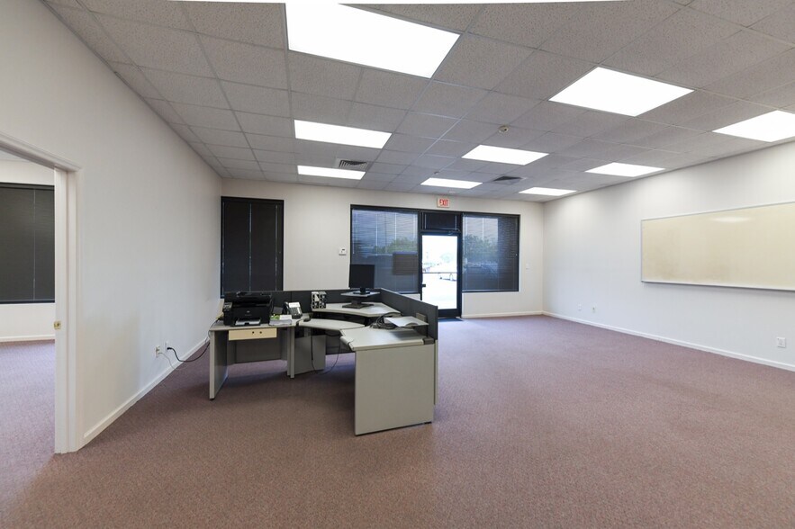 More Photos Of 409 Chicago Dr, Fayetteville Flex For Lease