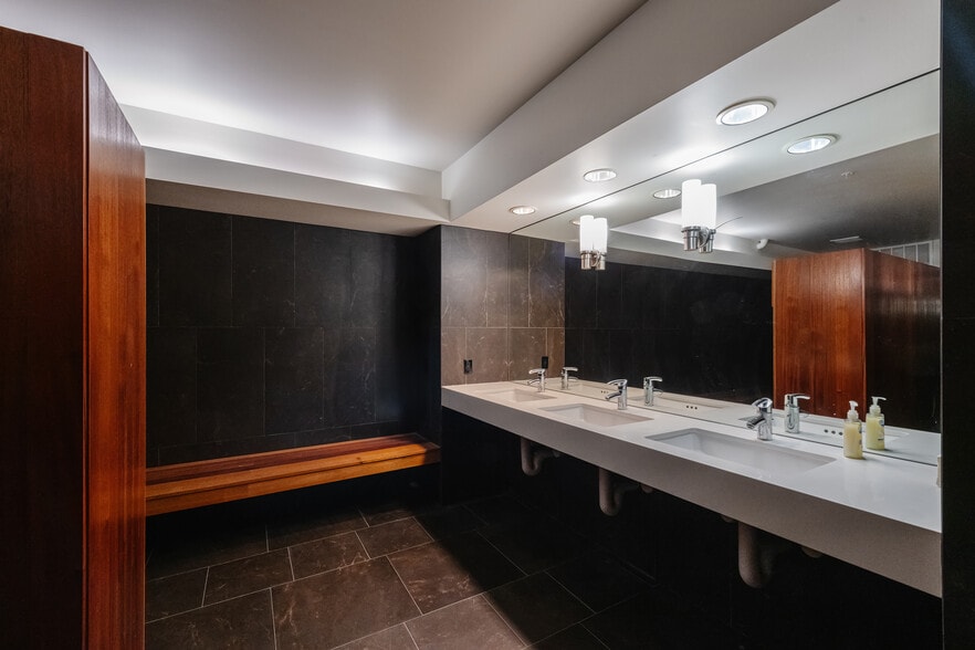 More Photos Of 1300 Highland Ave, Manhattan Beach General Retail For Sale