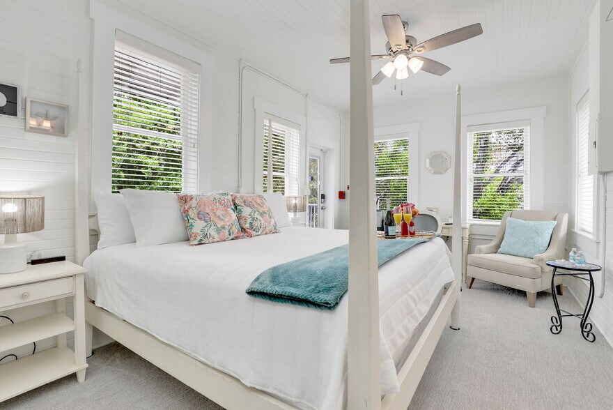 More Photos Of 2135 Mcgregor Blvd, Fort Myers Hospitality For Sale