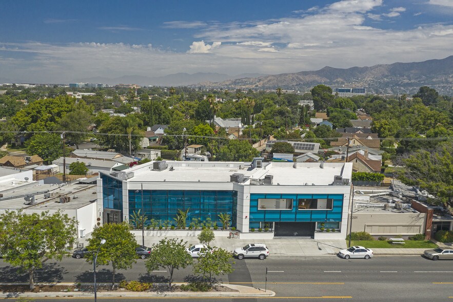 More Photos Of 2211 W Burbank Blvd, Burbank Office For Sale