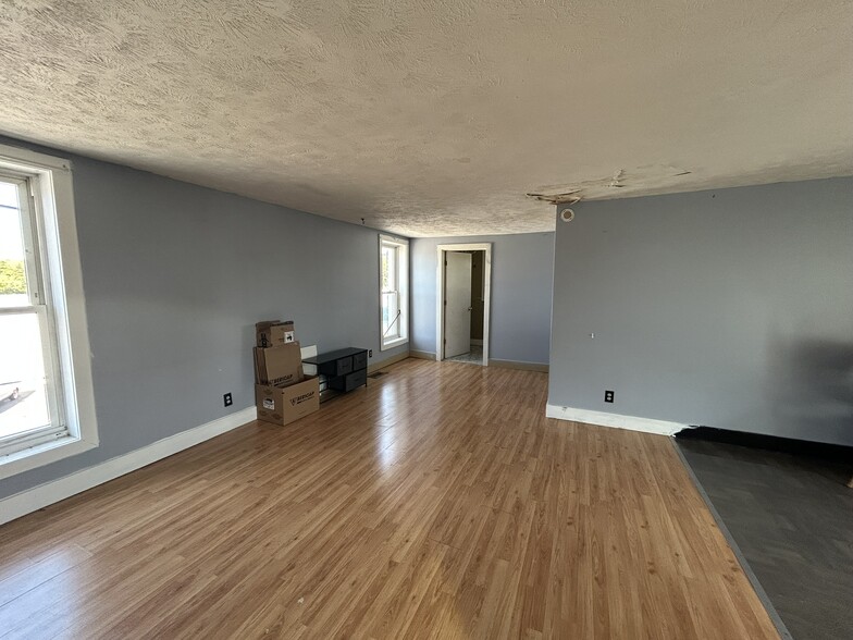 More Photos Of 7 E Muskegon St, Kent City Storefront Retail Residential For Sale