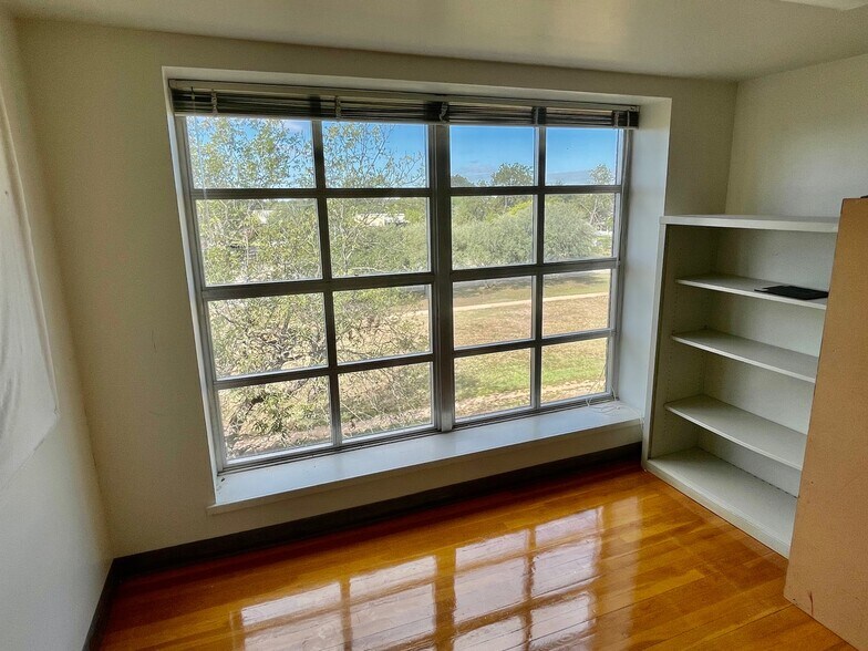 More Photos Of 216 E College St, Seguin Flex For Sale