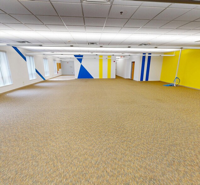 More Photos Of 22102 N Pepper Rd, Lake Barrington Distribution For Lease