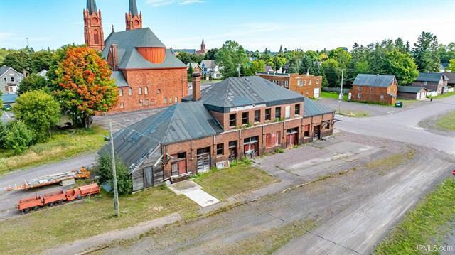 More Photos Of 808 Oak St, Calumet Office For Sale