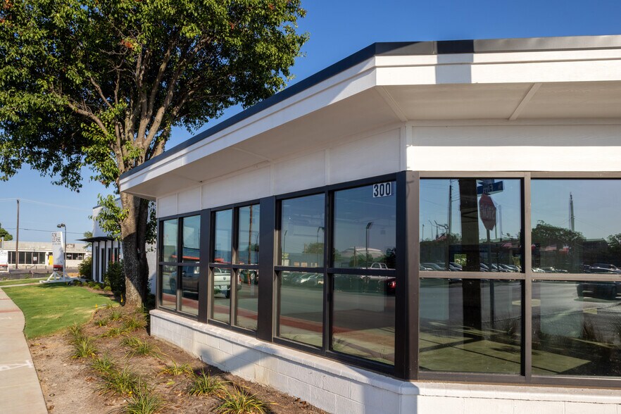 More Photos Of 211 N Elm St, Arlington Storefront For Lease