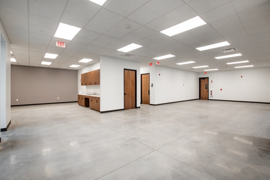 More Photos Of Old Nichols Commerce Ctr, Islandia Distribution For Lease