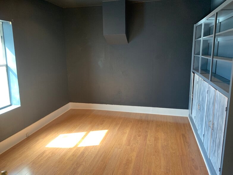 More Photos Of 903 N Elm St, Denton Office For Lease